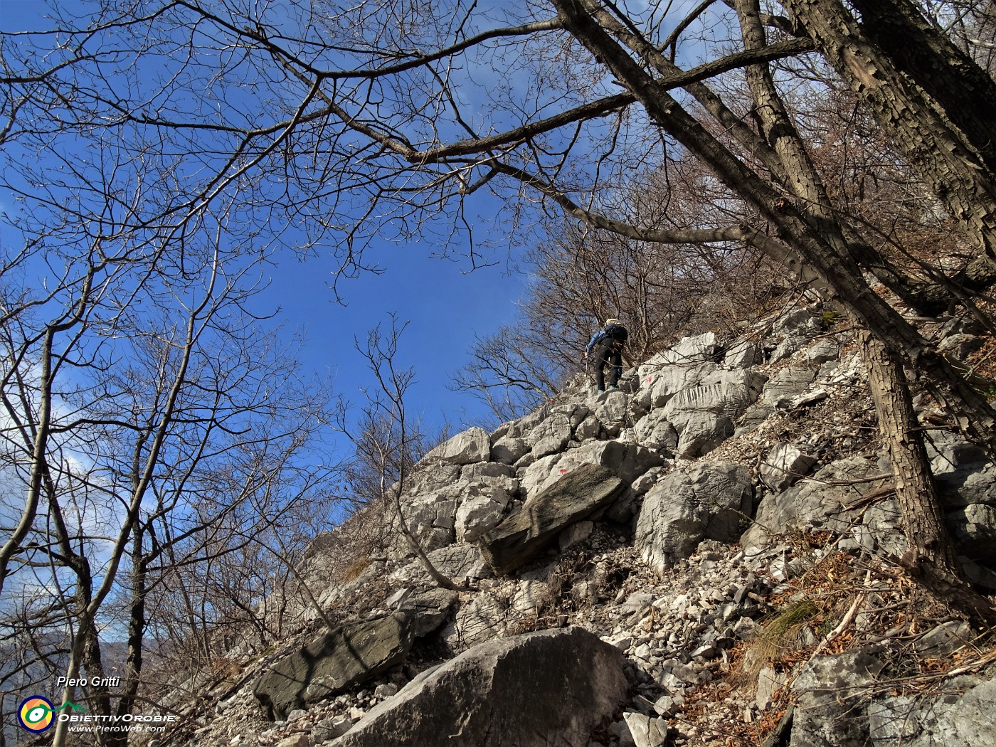 19 Tratto attrezzato su rocce.JPG